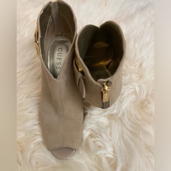 Guess booties. Slightly used. Worn twice and In very good condition. - Picture 4 of 4
